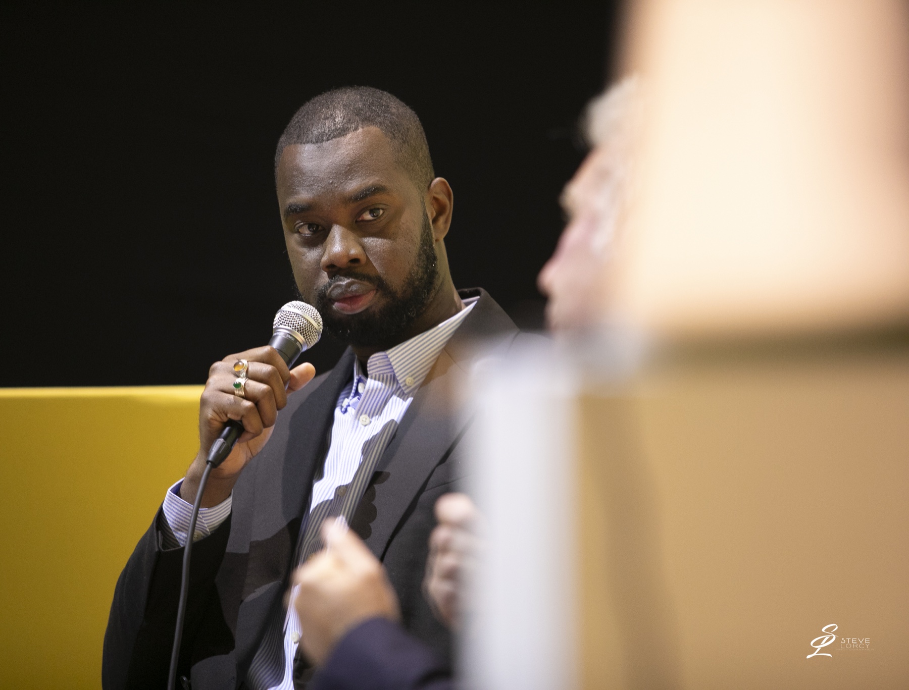 Salah-Eddine Gakou au micro lors d’un événement